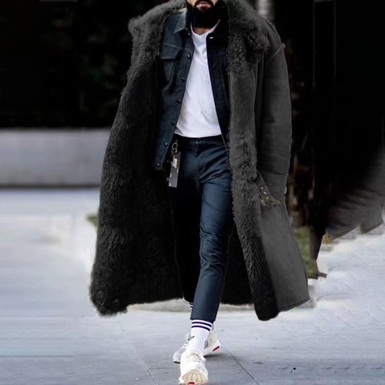 "Lange pluchen zwarte winterjas voor heren, minimalistisch design, zachte voering, stadsavonturen, wintercomfort."