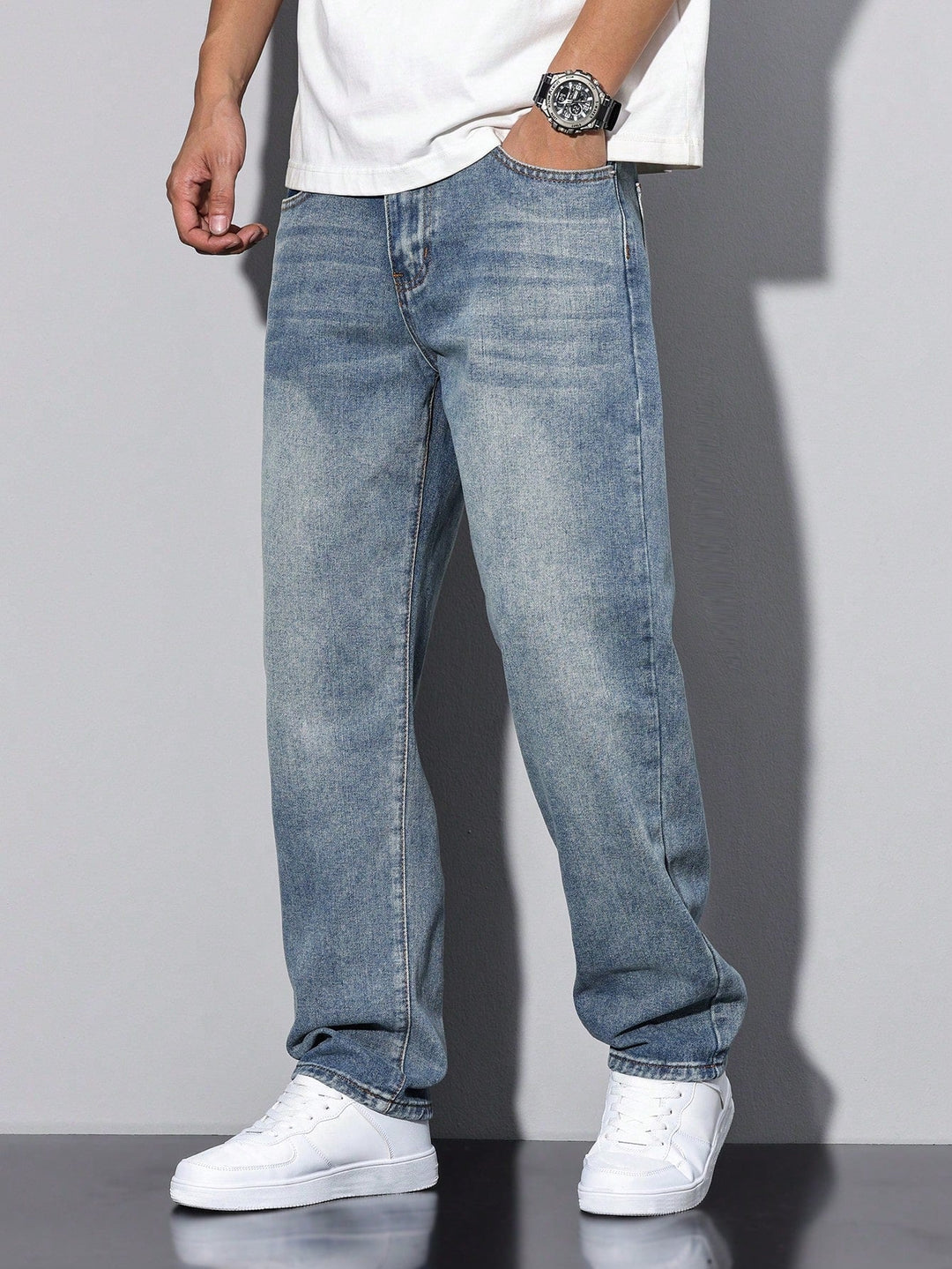 Donkerblauwe gewassen herenjeans met rechte pijpen, comfortabel voor elk seizoen.