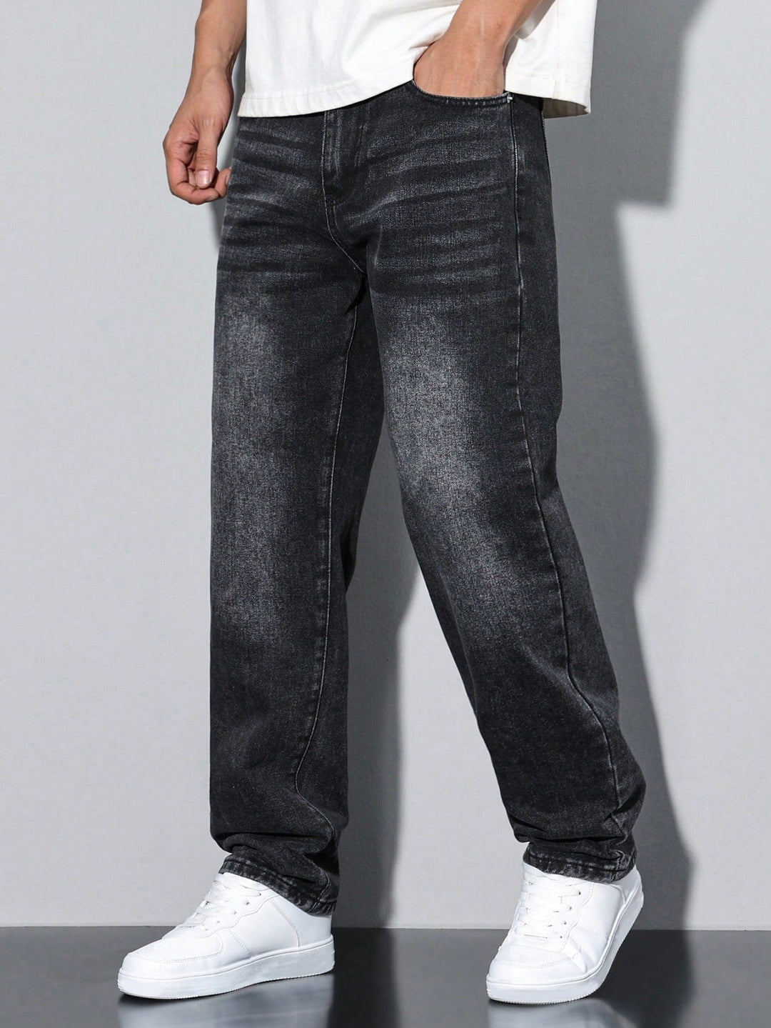 Zwarte rechte pijpen herenjeans, casual en stijlvol, essentieel voor herenmode.