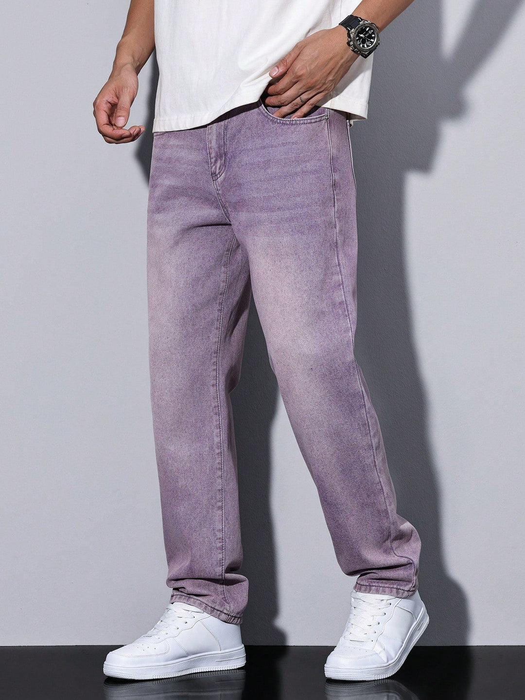 Donkerblauwe gewassen herenjeans met rechte pijpen, perfect voor alle seizoenen.