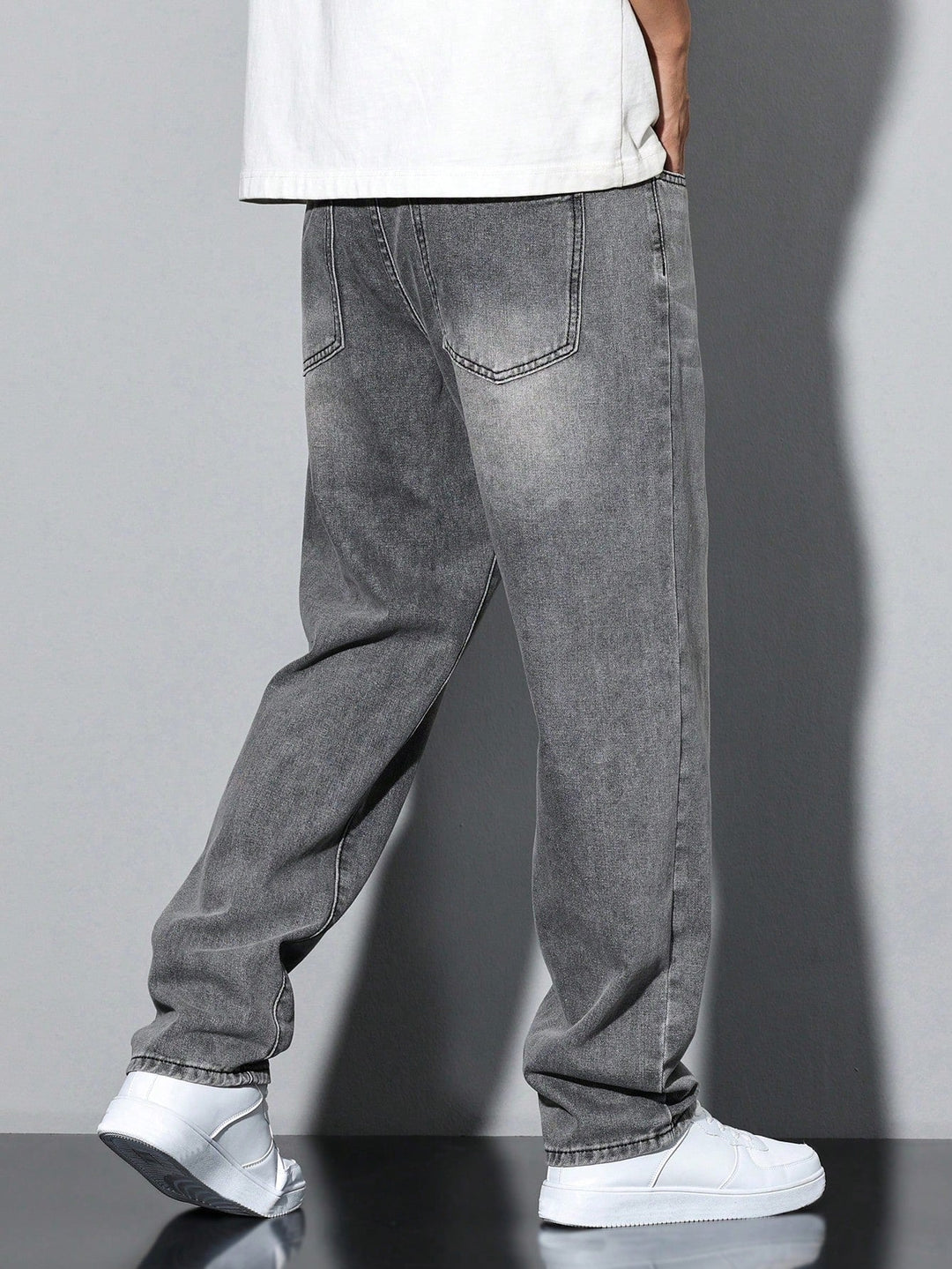 Zwarte casual herenjeans met rechte pijpen, een tijdloze toevoeging aan elke garderobe.