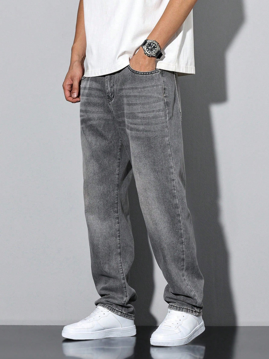 Stijlvolle donkerblauwe gewassen casual herenjeans, rechte pijpen, voor een moderne man.