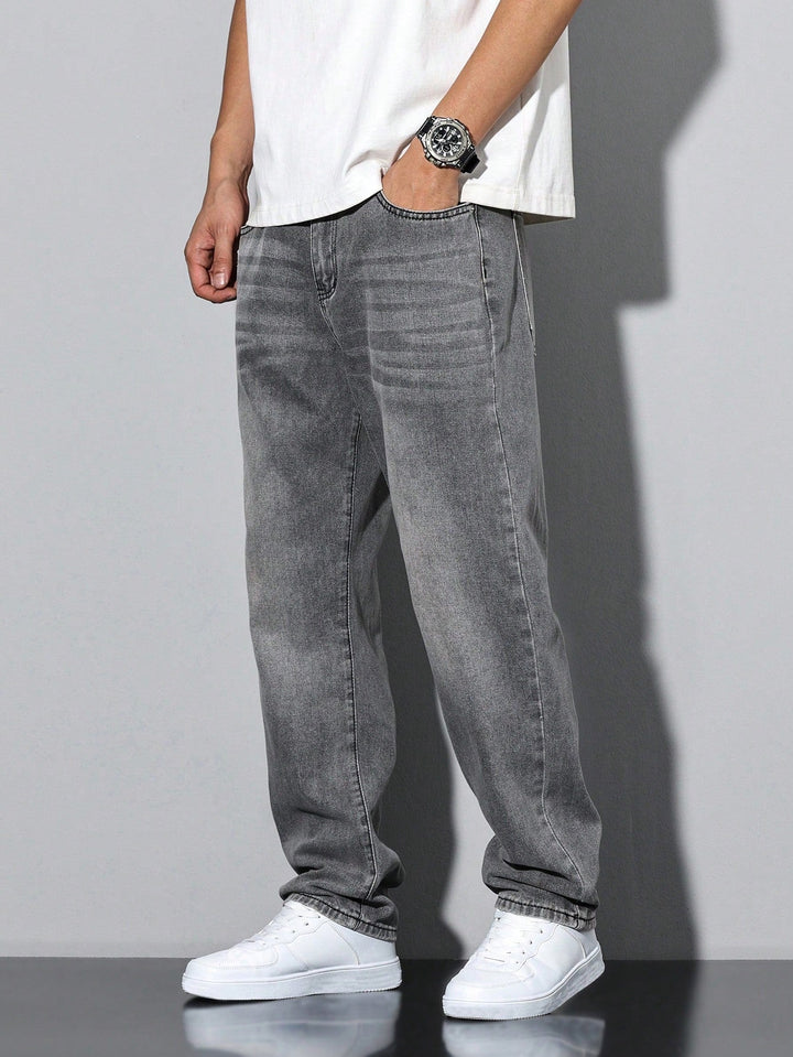 Stijlvolle donkerblauwe gewassen casual herenjeans, rechte pijpen, voor een moderne man.