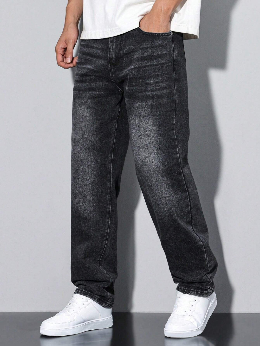 Blauwe gewassen herenjeans, rechte pijpen, casual en duurzaam, voor alledaags gebruik.