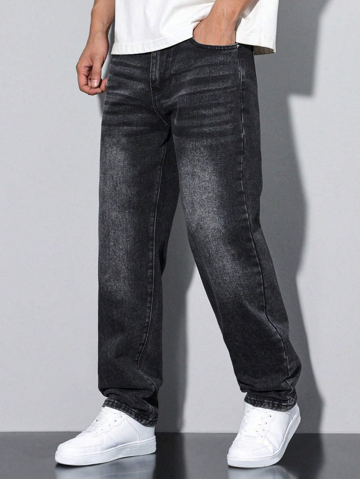 Blauwe gewassen herenjeans, rechte pijpen, casual en duurzaam, voor alledaags gebruik.