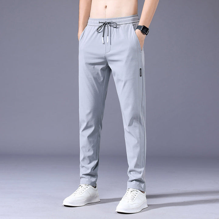 Grijze taps toelopende joggingbroek voor heren, toont de slanke pasvorm en moderne stijl.