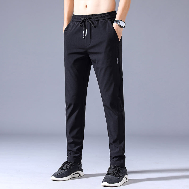 Zwarte heren joggingbroek op een model, met trekkoord en zakken, ideaal voor sport of vrije tijd.