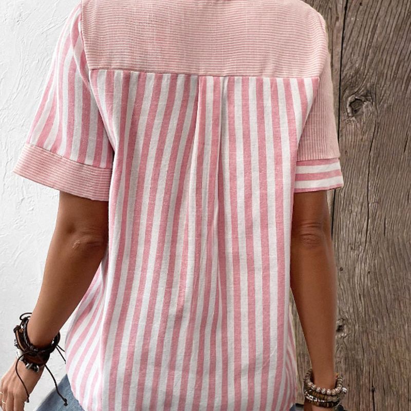 Achteraanzicht van de comfortabele gestreepte damesblouse