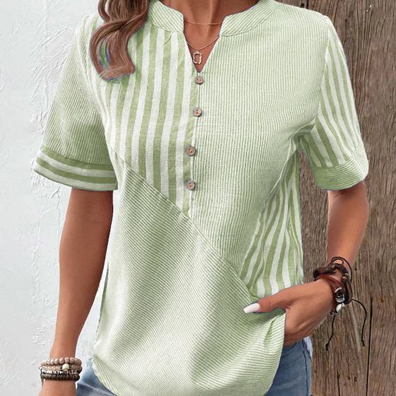 Detail van de groene gestreepte zomertop voor dames