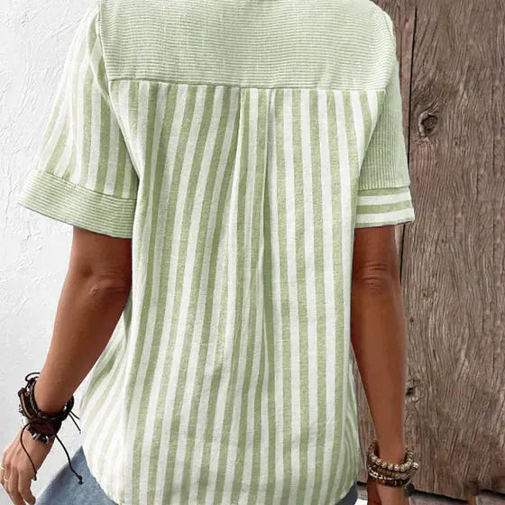 Detailopname van de blauwe gestreepte top met knopen