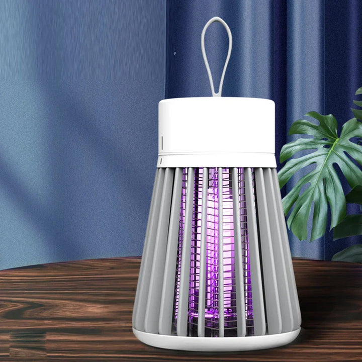 LED muggenlamp met UV-straling, kunststof behuizing en metalen gaas. Geschikt voor binnen en buiten. USB oplaadbaar.