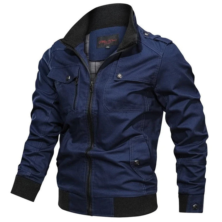 Blauwe casual herenjack voor lente en zomer, met knoopdetails en geribbelde manchetten.