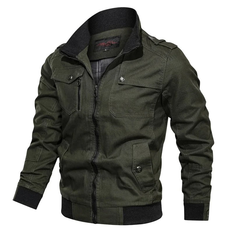 Groene trendy herenjas met borstzakken en opstaande kraag, ideaal voor de zomer.