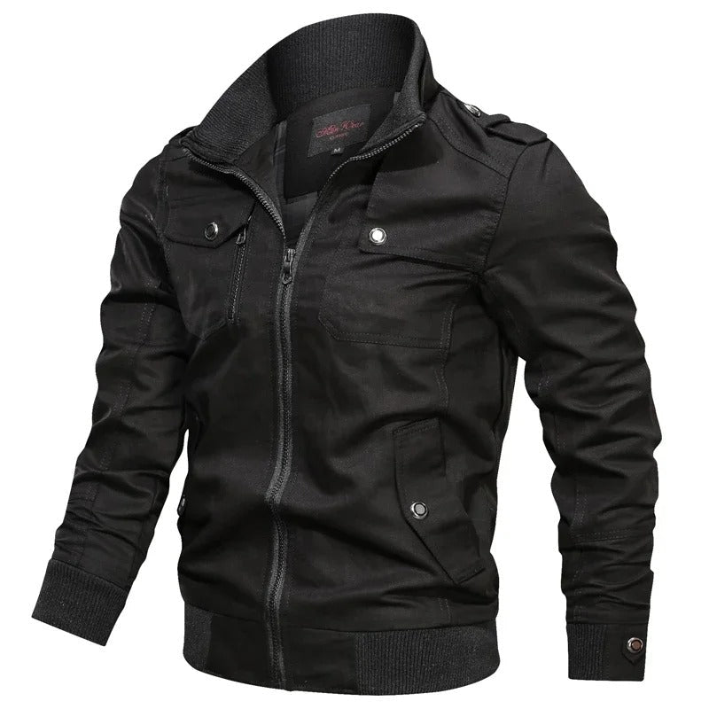 Zwarte heren zomerjas in stoere bikerstijl met kraag en ritssluiting.