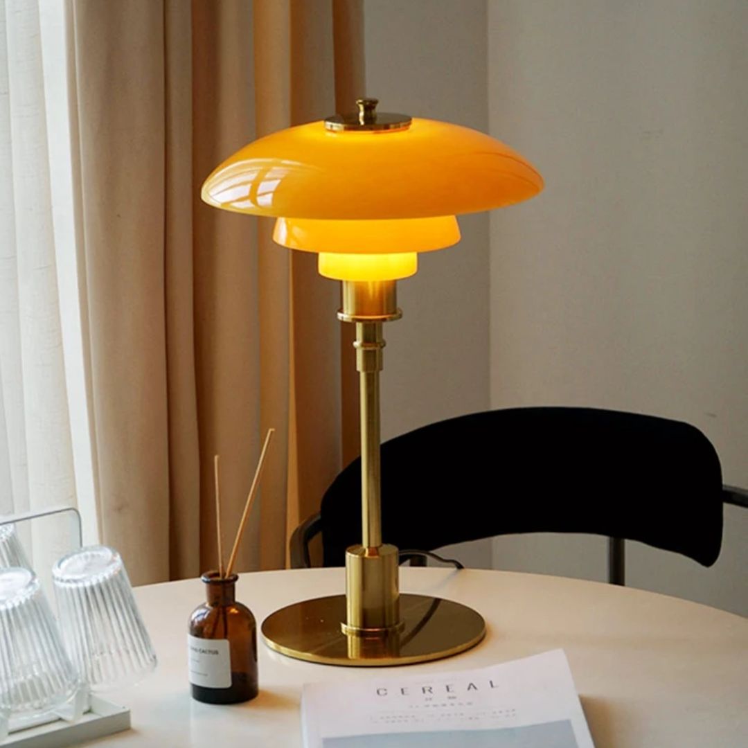 "Lena Scandinavische tafellamp van glas met LED, moderne stijl, strak ontwerp, elegant en veelzijdig voor elk interieur."