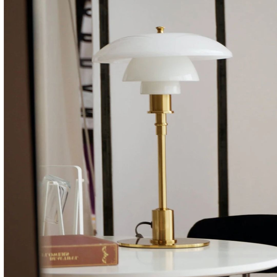 "Lena Scandinavische tafellamp van glas met LED, moderne stijl, strak ontwerp, elegant en veelzijdig voor elk interieur."
