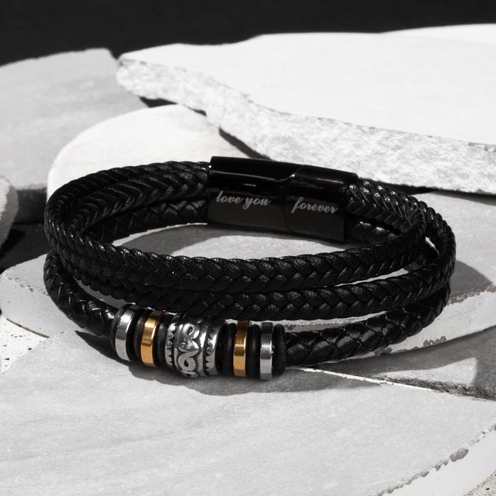 "Leren armband voor zoon met 'Love You Forever' gravure, gemaakt van bruin leer en roestvrij staal, stijlvol en emotioneel."