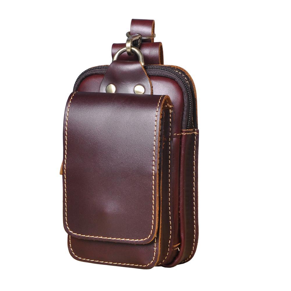 Man draagt de bruine leren heuptas crossbody, perfect als praktische schoudertas voor heren.