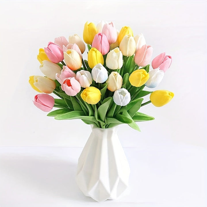 Bloemstuk met 15 levensechte kunst tulpen, ideaal voor tafeldecoratie op feesten.