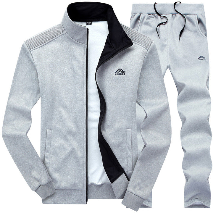 Lichtgrijs heren trainingspak met ritssluiting en kraag, inclusief bijpassende joggingbroek, voor een sportieve look.