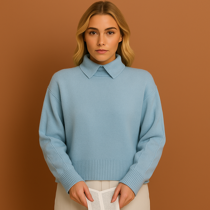 Lichtblauwe gebreide polotrui voor dames, elegant en comfortabel, perfect voor herfst- en wintermode.
