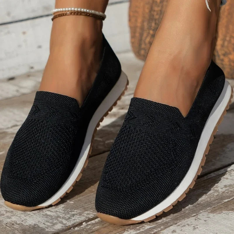 Lichte, ademende dames loafers, slip-on, gebreid bovenwerk. Verkrijgbaar in apricot, zwart, hemelsblauw, marineblauw.