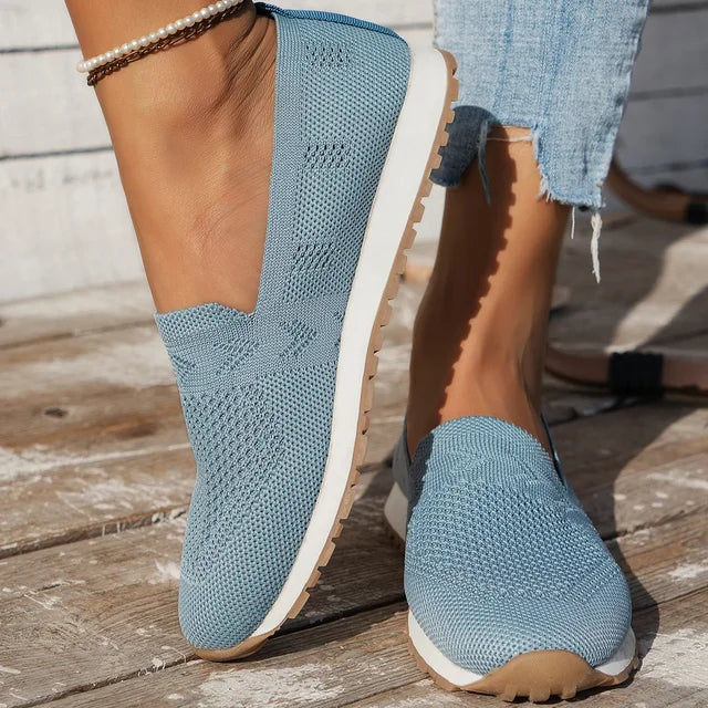 Lichte, ademende dames loafers, slip-on, gebreid bovenwerk. Verkrijgbaar in apricot, zwart, hemelsblauw, marineblauw.