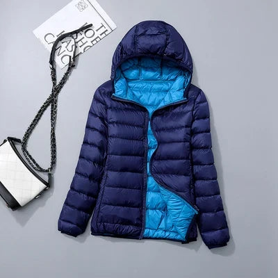 "Lichte donsjas dames met warme 80% eendendons vulling en capuchon, perfect voor herfst en winter, stijlvol ontworpen."
