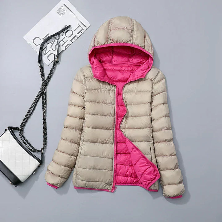 "Lichte donsjas dames met warme 80% eendendons vulling en capuchon, perfect voor herfst en winter, stijlvol ontworpen."