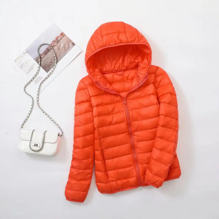"Lichte donsjas dames met warme 80% eendendons vulling en capuchon, perfect voor herfst en winter, stijlvol ontworpen."