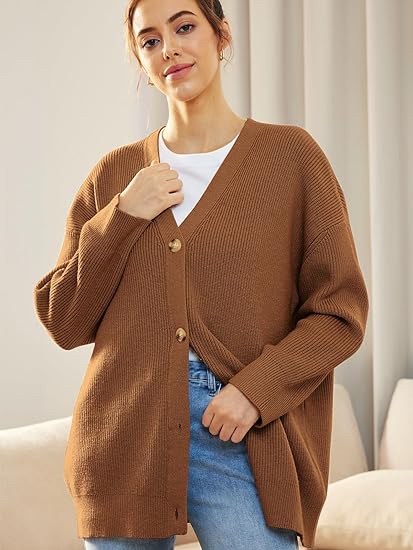 "Lichte V-hals cardigan, oversized en gebreid, vrouwelijk design met lange mouwen. Perfect voor casual en stijlvolle looks."