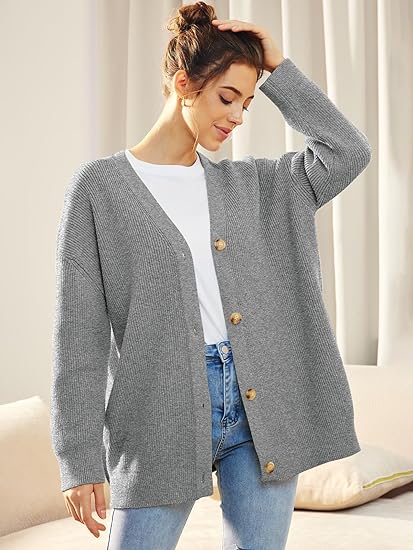 "Lichte V-hals cardigan, oversized en gebreid, vrouwelijk design met lange mouwen. Perfect voor casual en stijlvolle looks."