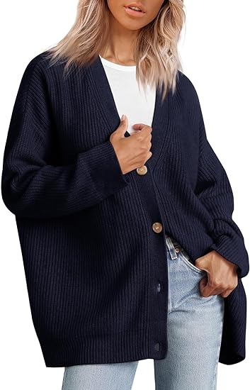 "Lichte V-hals cardigan, oversized en gebreid, vrouwelijk design met lange mouwen. Perfect voor casual en stijlvolle looks."
