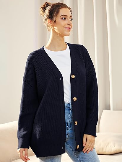 "Lichte V-hals cardigan, oversized en gebreid, vrouwelijk design met lange mouwen. Perfect voor casual en stijlvolle looks."