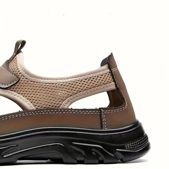 "Lichtgewicht ademende heren sportsandalen met antislip zool, ideaal voor het buitenavontuur, in grijze tint."