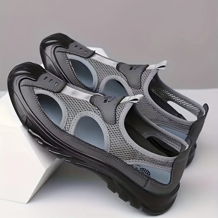 "Lichtgewicht ademende heren sportsandalen met antislip zool, ideaal voor het buitenavontuur, in grijze tint."