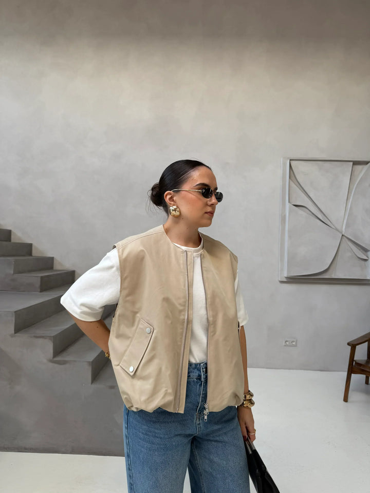 "Lichtgewicht beige mouwloos vest voor dames, met ritssluiting en klepzakken, perfect voor zowel sportieve als casual outfits