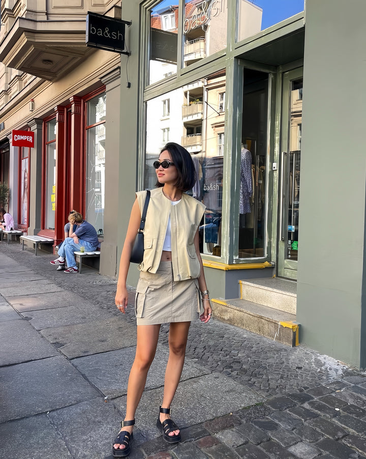 "Lichtgewicht beige mouwloos vest voor dames, met ritssluiting en klepzakken, perfect voor zowel sportieve als casual outfits