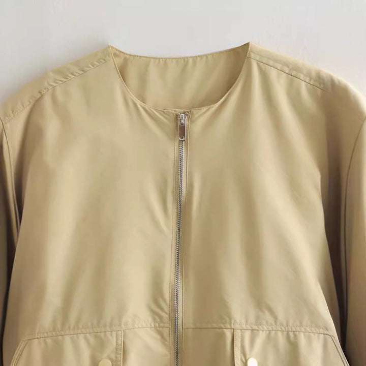 "Lichtgewicht beige mouwloos vest voor dames, met ritssluiting en klepzakken, perfect voor zowel sportieve als casual outfits