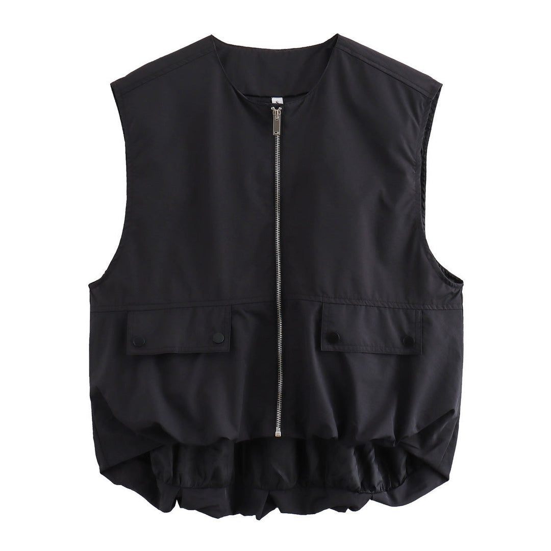 "Lichtgewicht beige mouwloos vest voor dames, met ritssluiting en klepzakken, perfect voor zowel sportieve als casual outfits