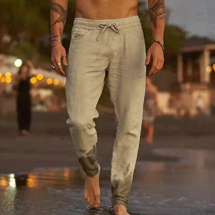 Model draagt casual linnen heren zomerbroek in relaxte pasvorm, lichtgewicht en ademend voor zomercomfort.