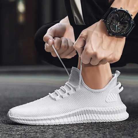 Stijlvolle outfit met lichtgewicht orthopedische herenschoenen.