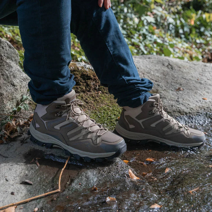 Dames lichtgewicht wandelschoenen, stijlvol en robuust, geschikt voor avontuurlijke wandelingen in diverse terreinen.