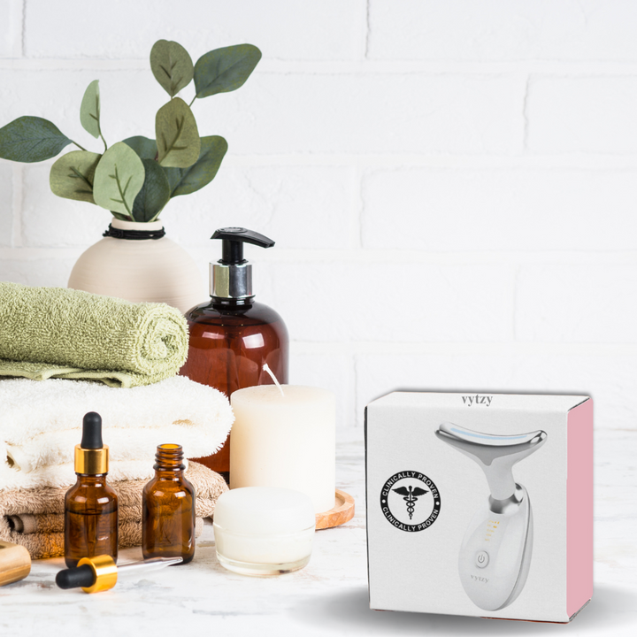 "LiftGlow EMS apparaat, handzaam design, grijs, voor verjongende gezicht- en halsbehandeling, verhoogt stevigheid."