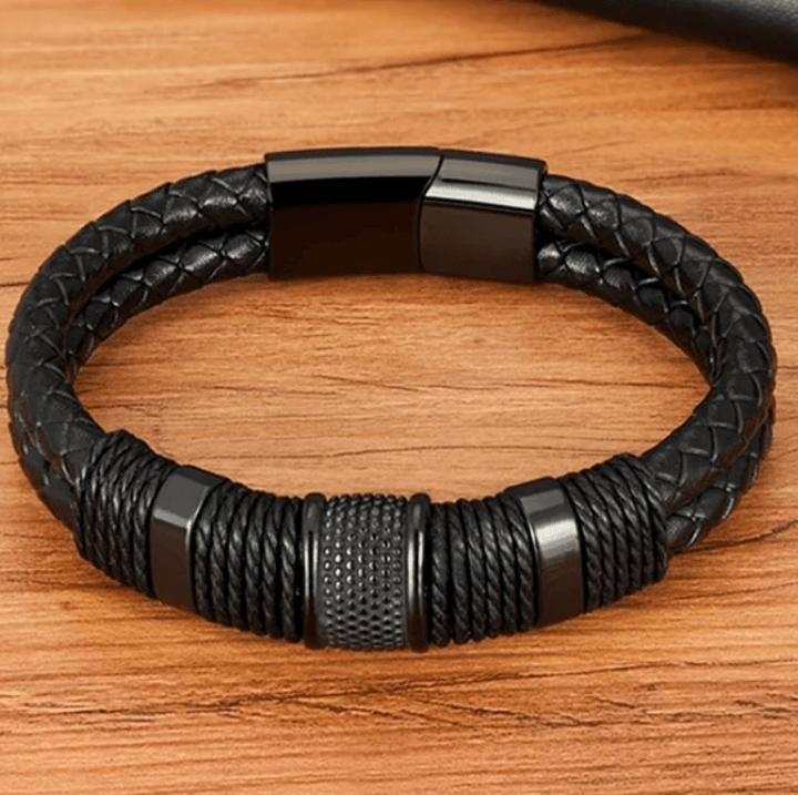 Gedetailleerde weergave van de gevlochten textuur van deze leren herenarmband.