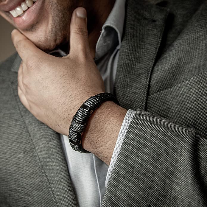 Mannenarmband van gevlochten leer met sterke roestvrijstalen magnetische sluiting.