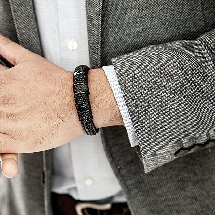 Trendy herensieraad: een gevlochten leren armband die elke outfit complementeert.