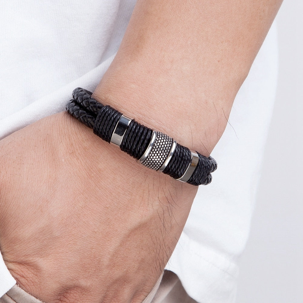 Herenarmband van hoogwaardig gevlochten leer en roestvrij staal, sterk en stijlvol.