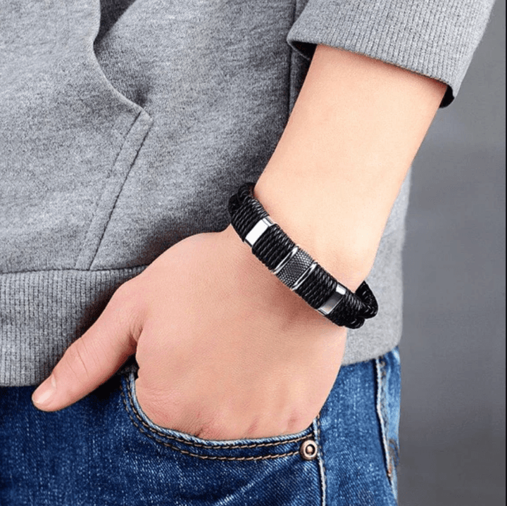 Cadeau-idee: een duurzame en stijlvolle gevlochten leren herenarmband met magneetsluiting.