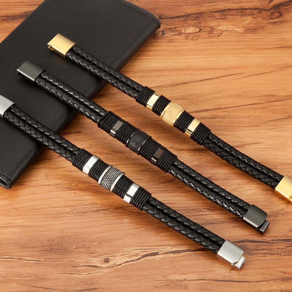 Stijlvolle herenarmband van gevlochten leer, perfect voor een casual of zakelijke look.
